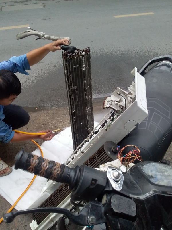 NGUYÊN NHÂN MÁY LẠNH BỊ CHẢY NƯỚC VÀ CÁCH KHẮC PHỤC