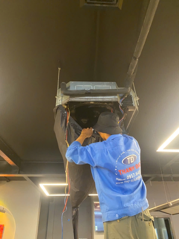 Dịch Vụ Vệ Sinh Máy Lạnh Âm Trần Quận 4